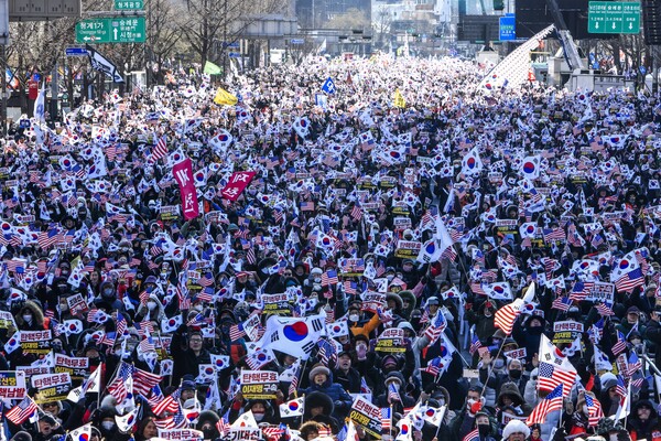 지난 2월 8일 오후 대한민국바로세우기국민운동본부(대국본) 주최로 열린 '윤석열 대통령 탄핵반대 국민대회' 모습. 서울 광화문 광장에서 대한문까지 700M 거리가 '부정선거 척결' '화교경찰 꺼져' '내란죄·민주당' 등의 팻말을 든 집회 참가자들로 가득 찼다. /자유일보 사진취재단