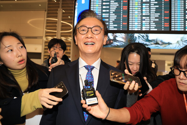 전재수 해양수산부 장관이 11일 '유엔해양총회' 유치 활동을 마치고 귀국해 취재진 질문을 받으며 이동하고 있다. 전재수 장관은 이날 사의를 표명했다. /연합
