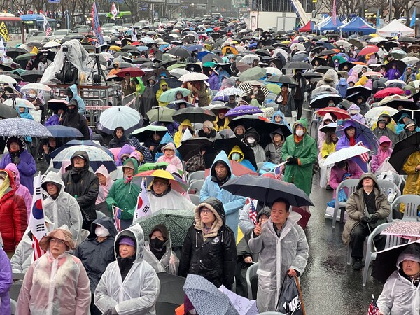13일 오후 서울 광화문광장 인근에서 ‘광화문 국민대회’가 열렸다. 비와 눈이 섞여 내린 궃은 날씨에도 10만 명(주최 측 추산)의 애국시민이 모였다. /대국본