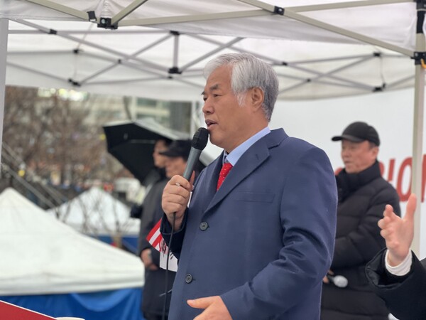 대국본 국민혁명의장 전광훈 목사는 이날 집회에서 “우리의 최종 목표는 자유통일이며, 헌법대로 국민저항권을 발동해 반드시 공산주의를 몰아내고 자유민주주의 통일을 이뤄야 한다”고 강조했다. /대국본