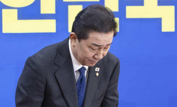 더불어민주당 김병기 원내대표가 30일 국회에서 열린 민주당 원내대책회의에서 본인 의혹과 관련해 사퇴 의사를 밝힌 뒤 고개숙여 사과하고 있다. /연합