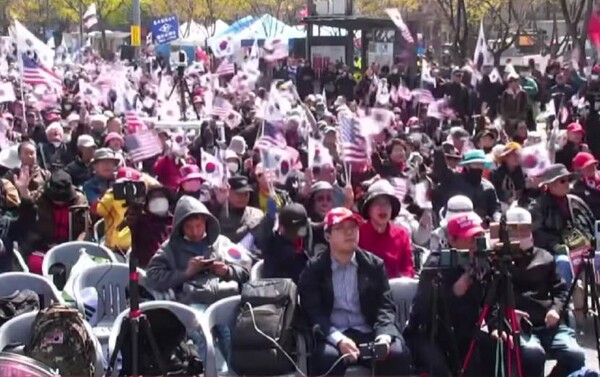 11일 오후 서울 광화문 광장 일대에서 광화문 애국진영이 주최한 '4·11 광화문 1000만 국민저항권 국민대회'가 열려 수많은 애국 국민들이 참석했다. /'전광훈TV' 영상 캡처