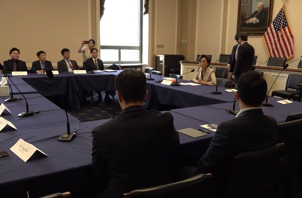 29일(현지시간) 미 하원 외교위원회 동아시아·태평양 소위원장인 영 김 의원이 워싱턴 레이번 하원 의원회관에서 탈북민 대표단과 원탁회의를 열고 있는 모습. / VOA 유튜브 영상 캡처