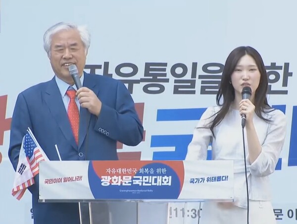16일 서울 광화문 광장 일대에서  열린 ‘광화문 국민대회’에 약 5만여 명(주최 측 추산)이 모인 가운데 주 연사로 나선 전광훈 국민혁명의장은 “6월 6일 비폭력 1000만 국민혁명으로 국민저항권을 행사해야한다”고 강조했다. /대국본