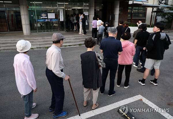 제9회 전국동시지방선거일인 3일 유권자들이 서울 언주중학교에 마련된 삼성2동제3투표소에서 투표를 하기 위해 줄을 서 있다. /연합