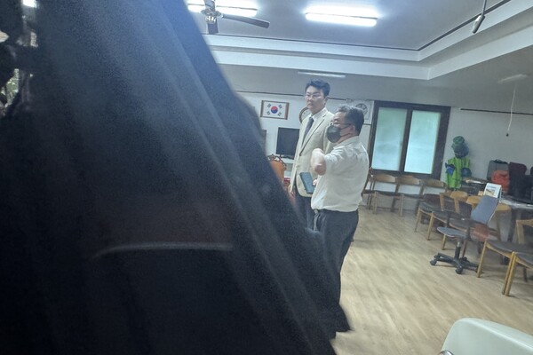 10일 오후 3시 서울동부지법 관계자들이 잠실 7동 제 2투표소로 사용됐던 서울 송파구 우성아파트 경로당을 찾아 증거 보전을 위한 현장검증에 나서고 있다. 하지만 이날 경로당 내부는 깨끗하게 치워져 있었고 법원의 현장검증은 불발됐다. 사진은 현장검증에 참여한 김정철 전 개혁신당 서울시장 후보의 모습. /신지훈 기자