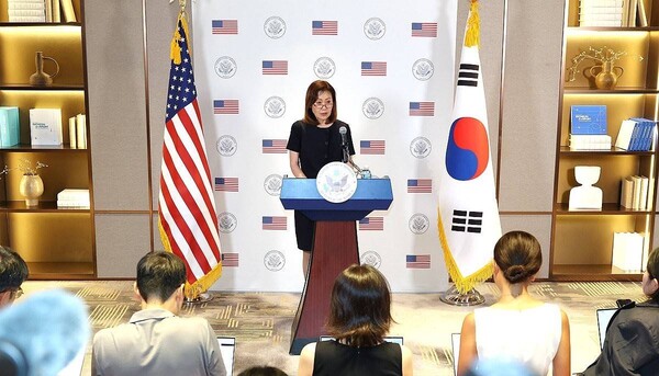 주한미국대사에 부임한 미셸 스틸 대사가 30일 인천국제공항을 통해 한국에 도착, 2터미널 행사장에서 성명을 발표하고 있다. /연합