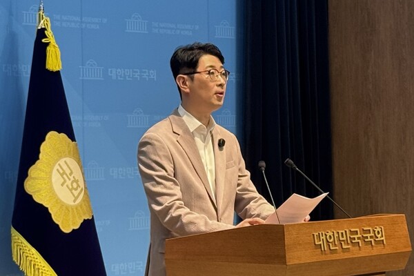 주진우 국민의힘 의원이 9일 국회 소통관에서 기자회견을 열고 선거관리위원회가 지난 6·3지방선거 등 각종 선거에서 투표자 수를 미리 입력하는 이른바 ‘타임머신 조작’정황을 포착했다며 수사기관을 통한 전수조사를 촉구했다. /신지훈 기자