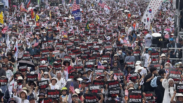 15일 '국민저항권 8·15 광화문 1000만 국민대회' 참석자들은 부정선거 문제 등 '선거제도에 대한 신뢰 회복'에 대해 함께 목소리를 높였다. 사진은 이날 집회 참석자들이 '선관위 구속' '부정선거 조적선거' 등의 손팻말을 함께 들어보이고 있는 모습. /강민우 기자