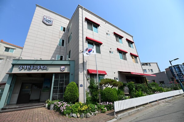 탈북 청소년을 위한 정규 대안학교인 부산 장대현중고등학교. /임창호 목사