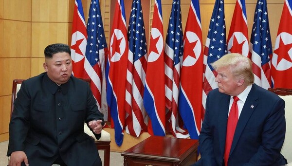 2019년 6월 30일 오후 판문점 자유의 집에서 도널드 트럼프 미국 대통령과 북한 김정은이 대화하고 있다. /조선중앙통신=연합