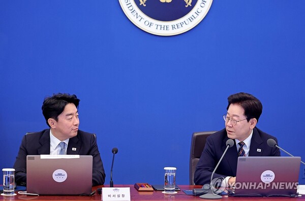 이재명 대통령이 21일 청와대에서 열린 수석보좌관회의에서 사의를 표명한 강훈식 비서실장을 바라보고 있다. /연합