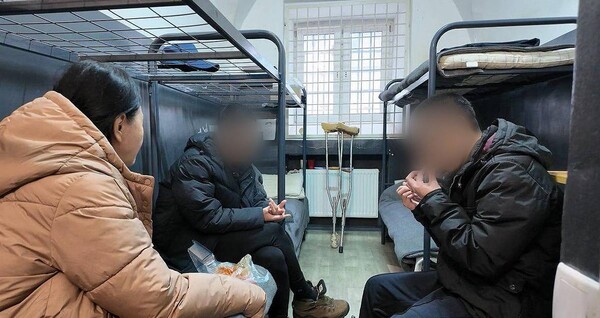  우크라이나군에 생포된 북한군 포로 백모씨와 리모씨가 우크라이나 내 포로수용소에서 김영미PD와 접견하며 탈북민단체들이 보낸 북한음식 '두부밥'을 먹고 있는 모습. /연합