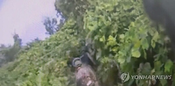한국군과 유엔군사령부가 서부전선에서 발생한 지뢰 추정 폭발 사고 현장조사를 위해 26일 비무장지대(DMZ) 내에서 기동로 확보 및 작전환경 조사 활동을 하는 모습. /연합