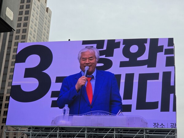 이날 본대회 메인 연사로 나선 대국본 국민혁명의장 전광훈 사랑제일교회 원로목사는