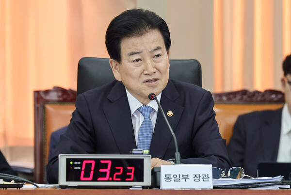 정동영 통일부 장관이 7일 서울 종로구 남북회담본부에서 열린 외교통일위원회 국정감사에서 의원들의 질의에 답하고 있다. /연합
